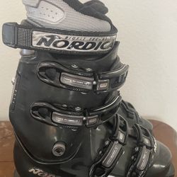 Nordica Women’s Ski Boots 23.0 23.5 Size 7-7.5