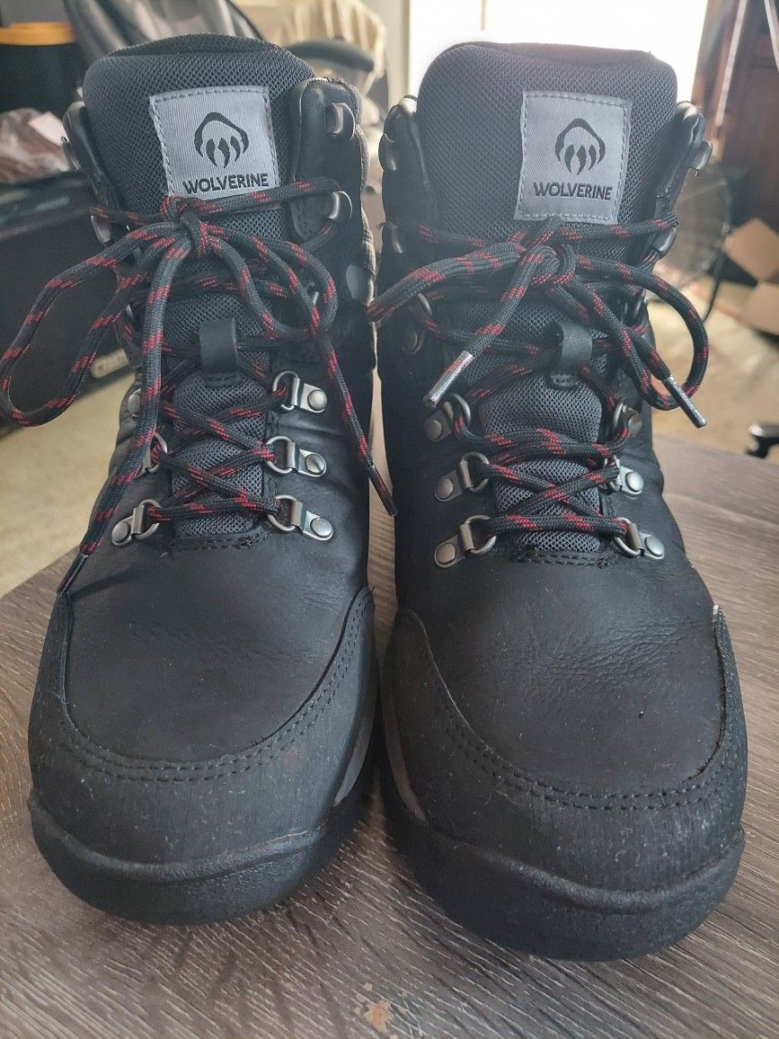WOLVERINE MENS BOOTS USED EXCELLENT CONDITION WATERPROOF ITS A LIGHT WEIGHT BOOTS PICK UP ONLY CASH ONLY NO DELIVERY NO HOLDING