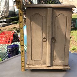 Small storage covered trinket holder