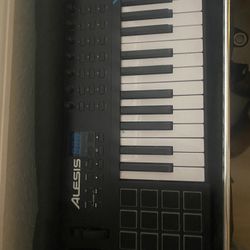 Alesis Vi25