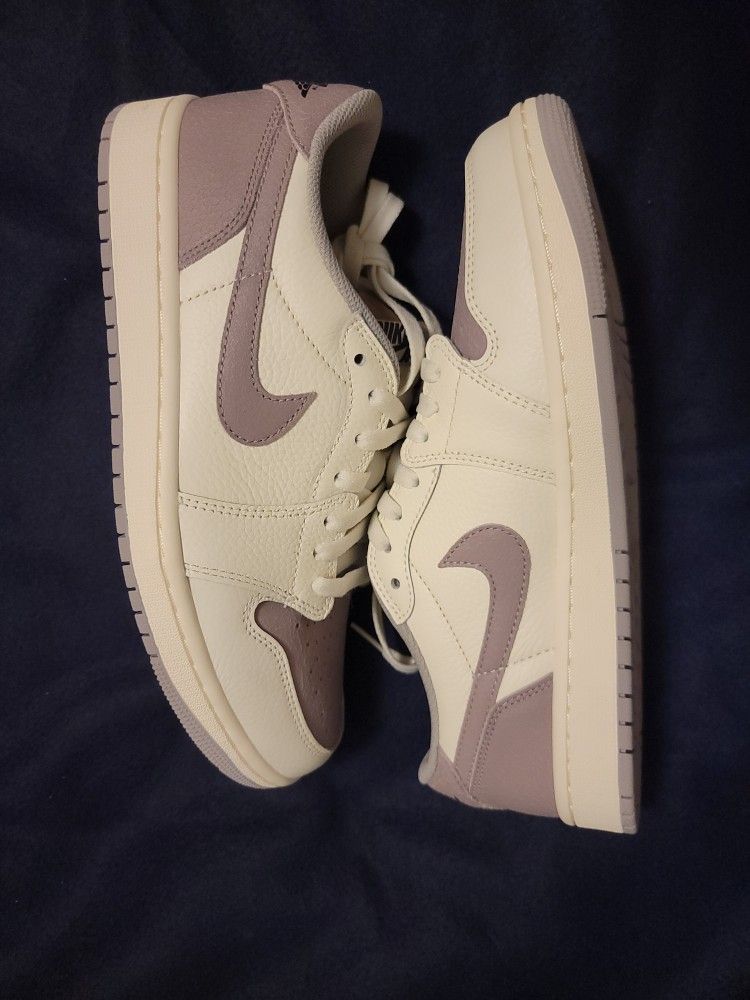 Jordan 1 Retro Low OG
Atmosphere Grey