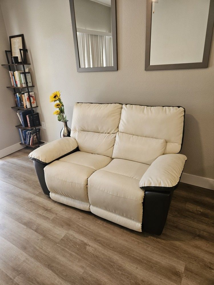 Beautiful White Recliner Great Condition! Seats