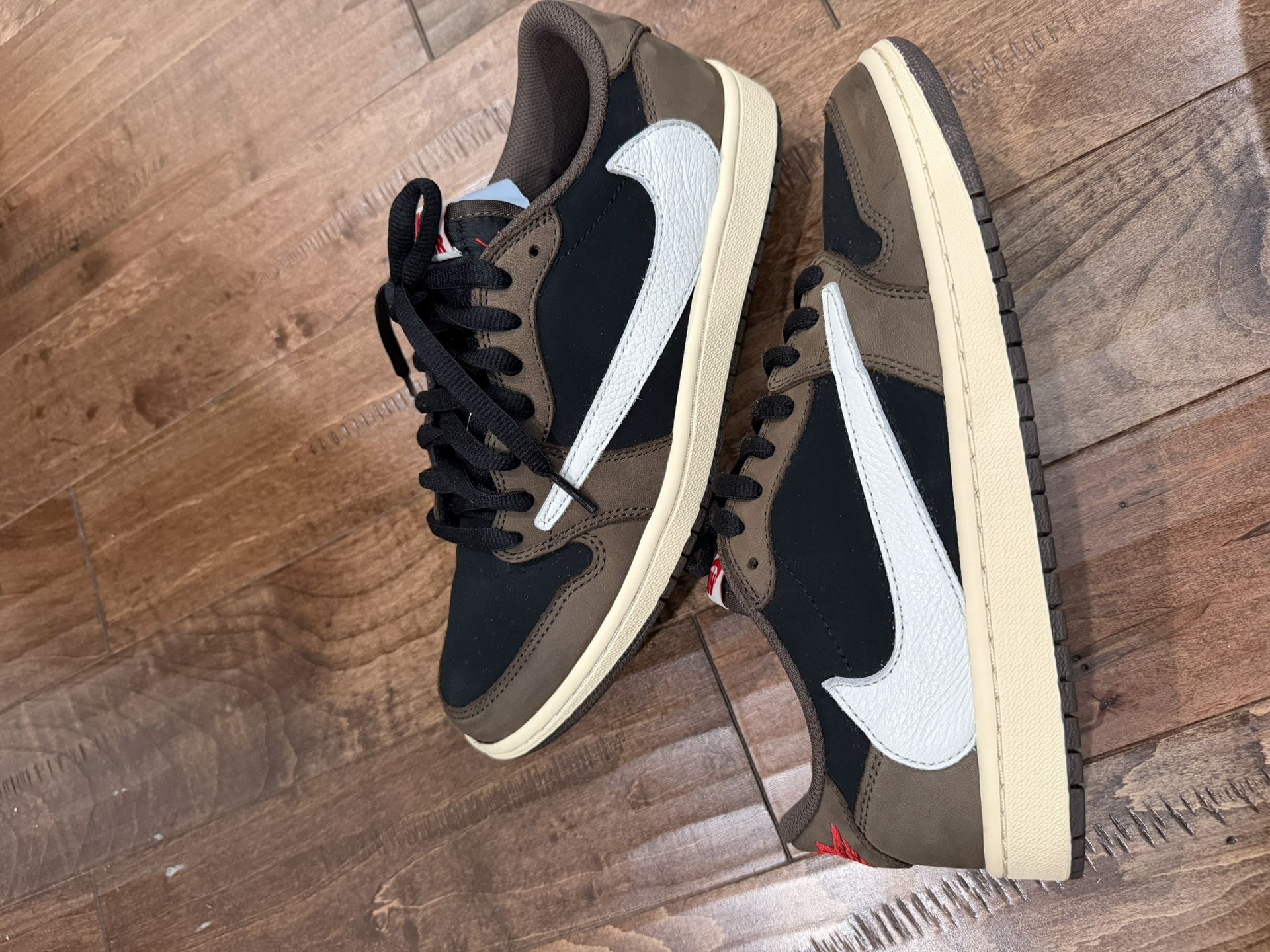 Jordan 1 Travis Scott