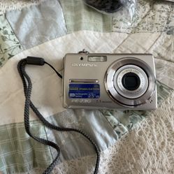 Olympus Digital Camera FE-230 7.1MP Silver With Box & Extras w/Charger