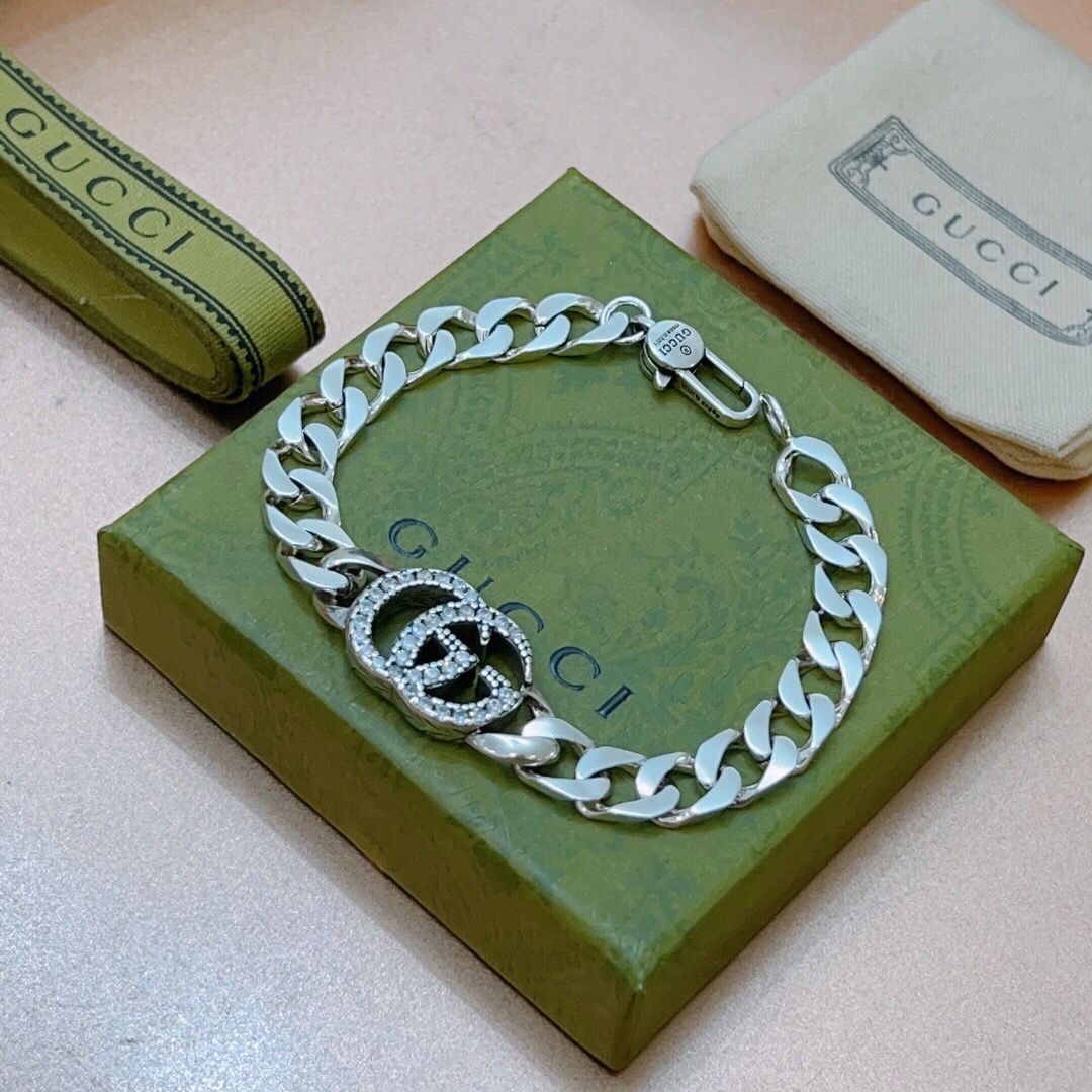 A classic men's and women's same bracelet