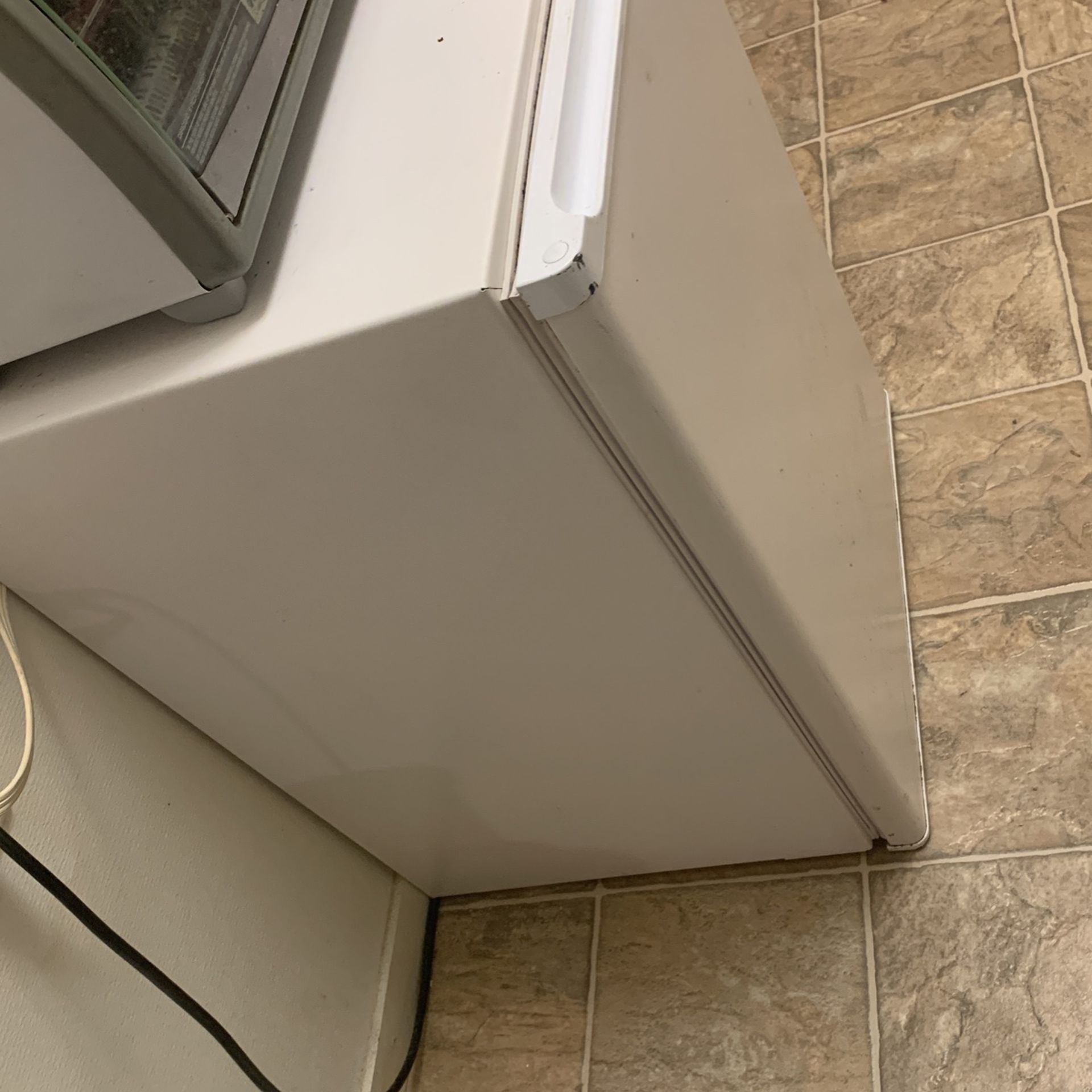BLACK & DECKER WHITE MINI Refrigerator