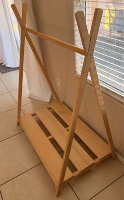 Free standing clothing rack