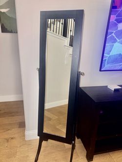 Stand alone jewelry mirror (lockable)