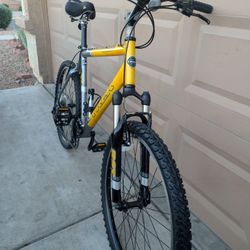 26"x2.0. TREK MENS MOUNTAIN BIKE. (L/G).24 SPEEDS ALUMINUM. EXCELLLENT CONDITION 👌🏼