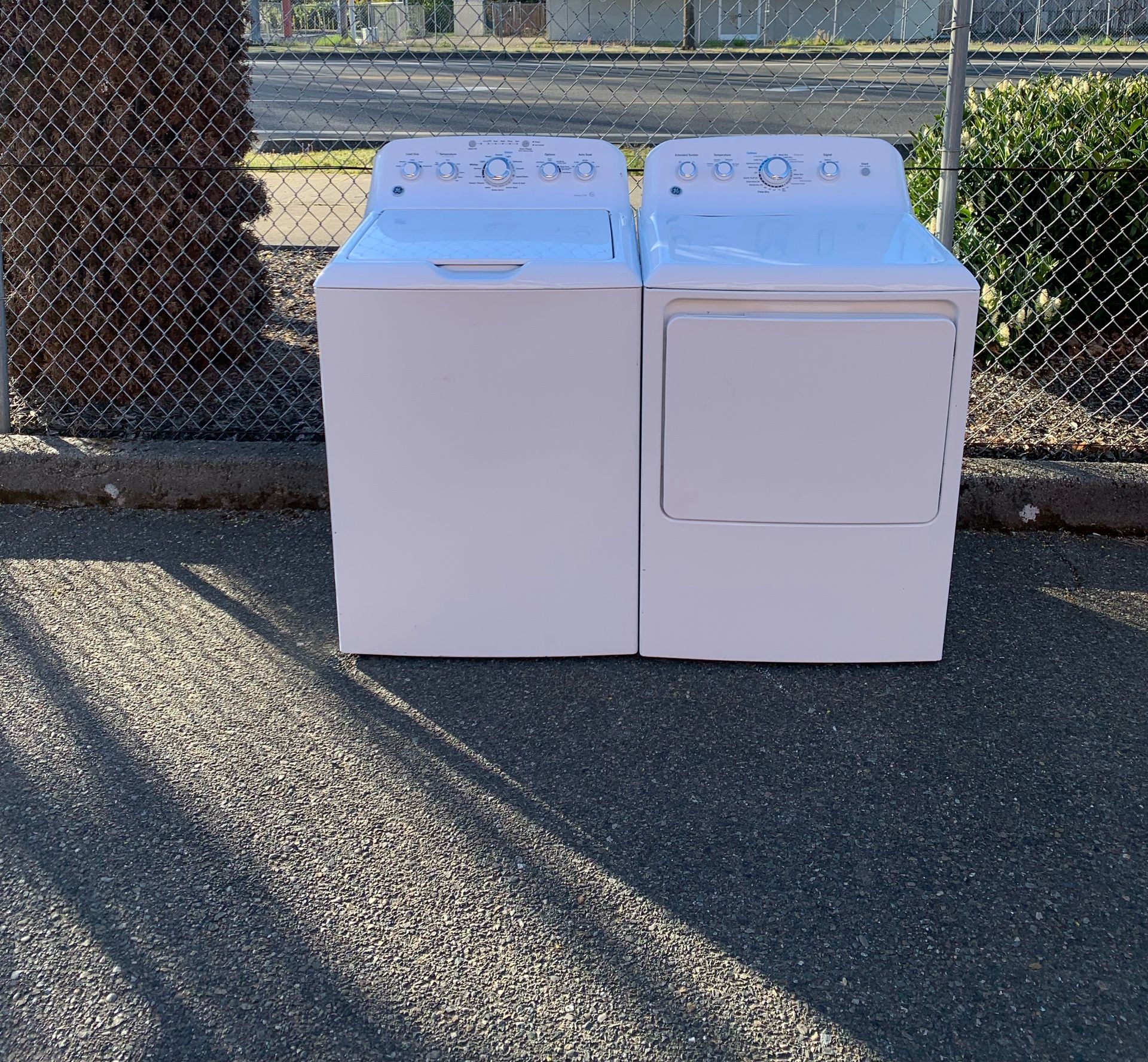 GE WASHER AND DRYER SET.