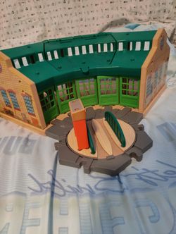 Thomas And Friends Wooden Railway Tidmouth Shed With Turntable And Adapters 