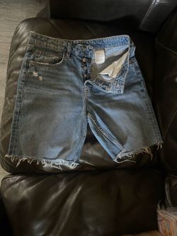 Divided denim shorts