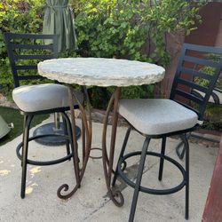 Juego De Mesa Y Dos Sillas Altas De Patio.