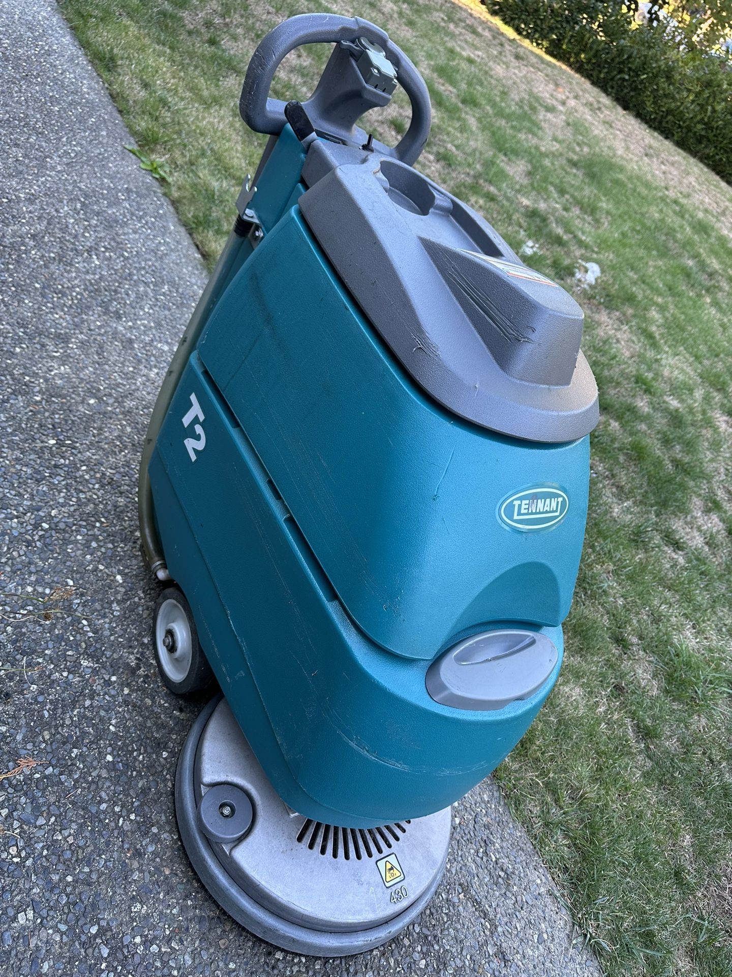 TENNANT T2, WALK-BEHIND AUTO FLOOR SCRUBBER, 17"