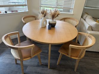 Round Dining Table with 4 Chairs – Excellent Condition