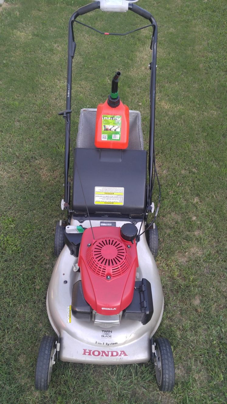 Lawn Mower HONDA GCV160 with Twin Blade Advantage, SelfPropelled, bag and free gas Container!!!