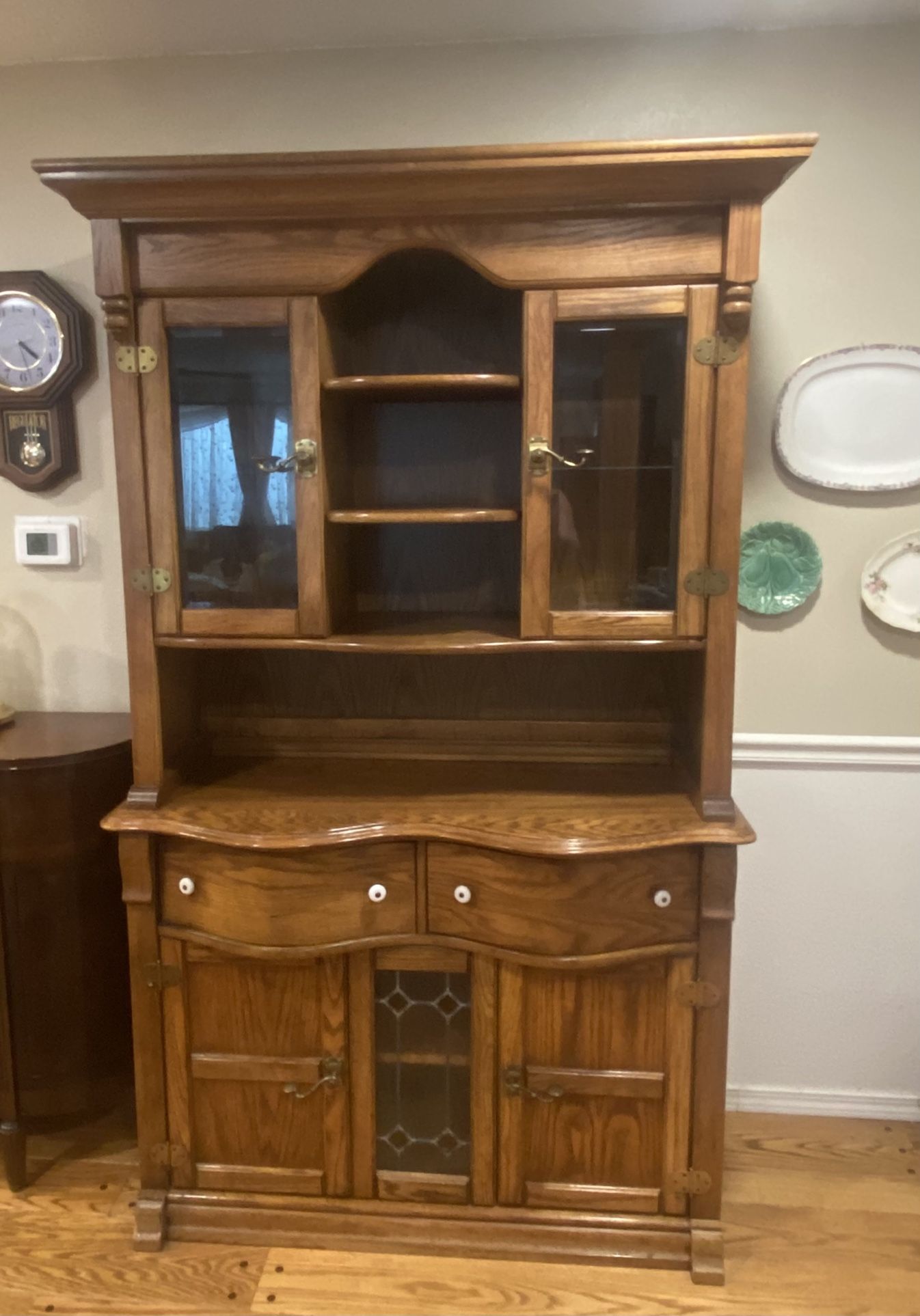 Vintage Pulaski Furniture “Keepsake” Honey Oak Lighted China/Hutch
