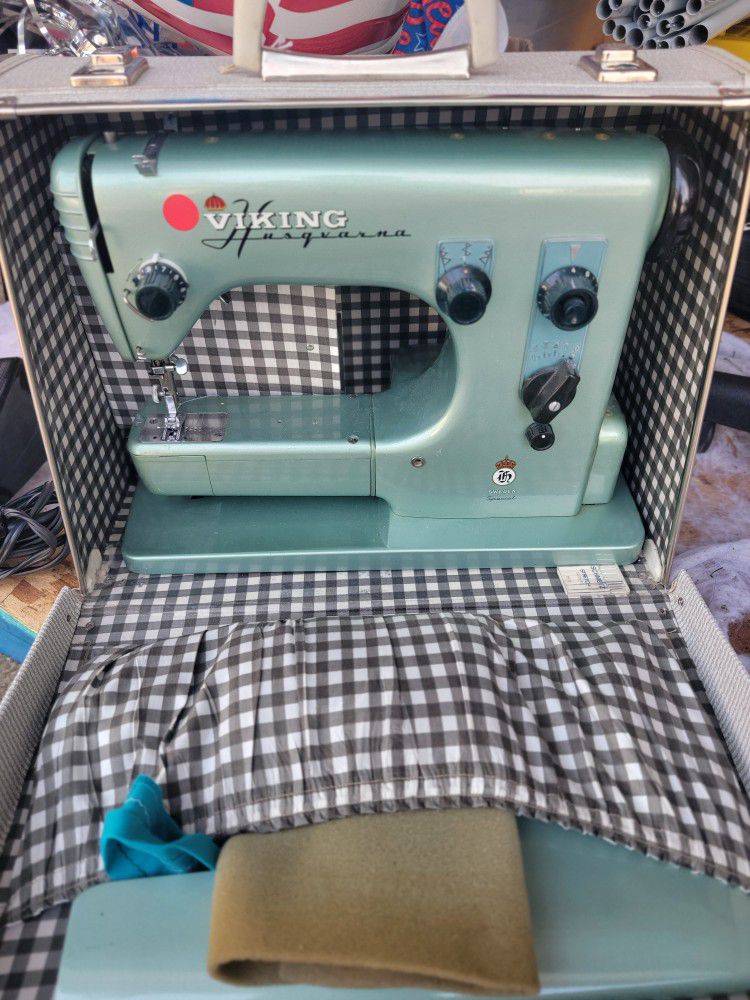 Husqvarna Viking Sewing Machine 