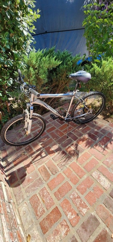 SCHWINN SR SUNTOUR Lightweight Aluminum Frame 26" Mountain Bike 21 Speed Like New