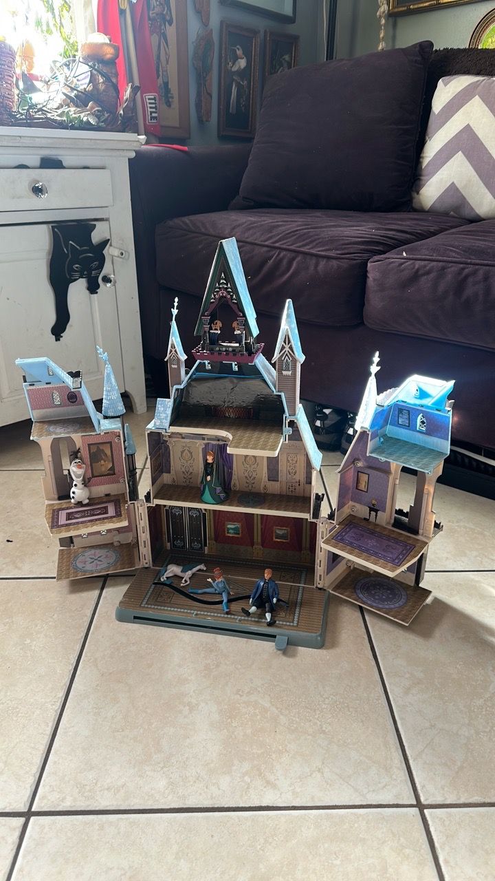 Frozen Screen Application Frozen 2 castle with some accessories. for Sale in North Branford, CT ...