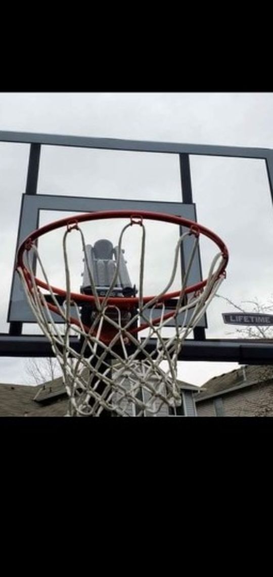 LIFETIME PORTABLE 52" SHATTERPROOF BASKETBALL HOOP