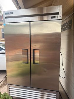 TRUE commercial refrigerator