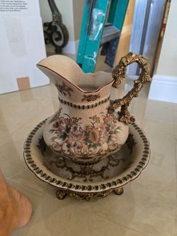 Vintage wash basin and pitcher