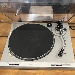 (1) 1980’s Technics Automatic Audiophile Turntable 