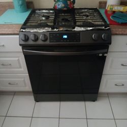 SAMSUNG  GAS SLIDE-IN RANGE