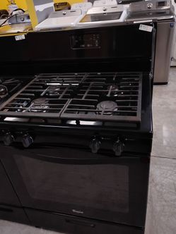 Black gas four burners everything works with warranty delivery fee depends on address 🛣️🏠🛻