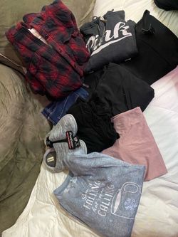 Small lot of women’s clothing