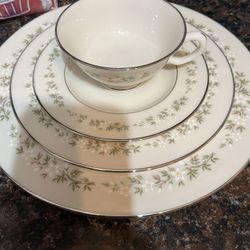 Lenox Fine China Brookdale 62 Pieces