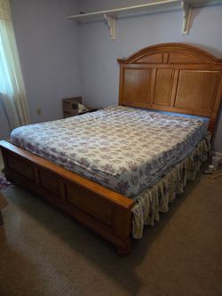 Queen Size Bedroom Set bed dresser and mirror 300obo
