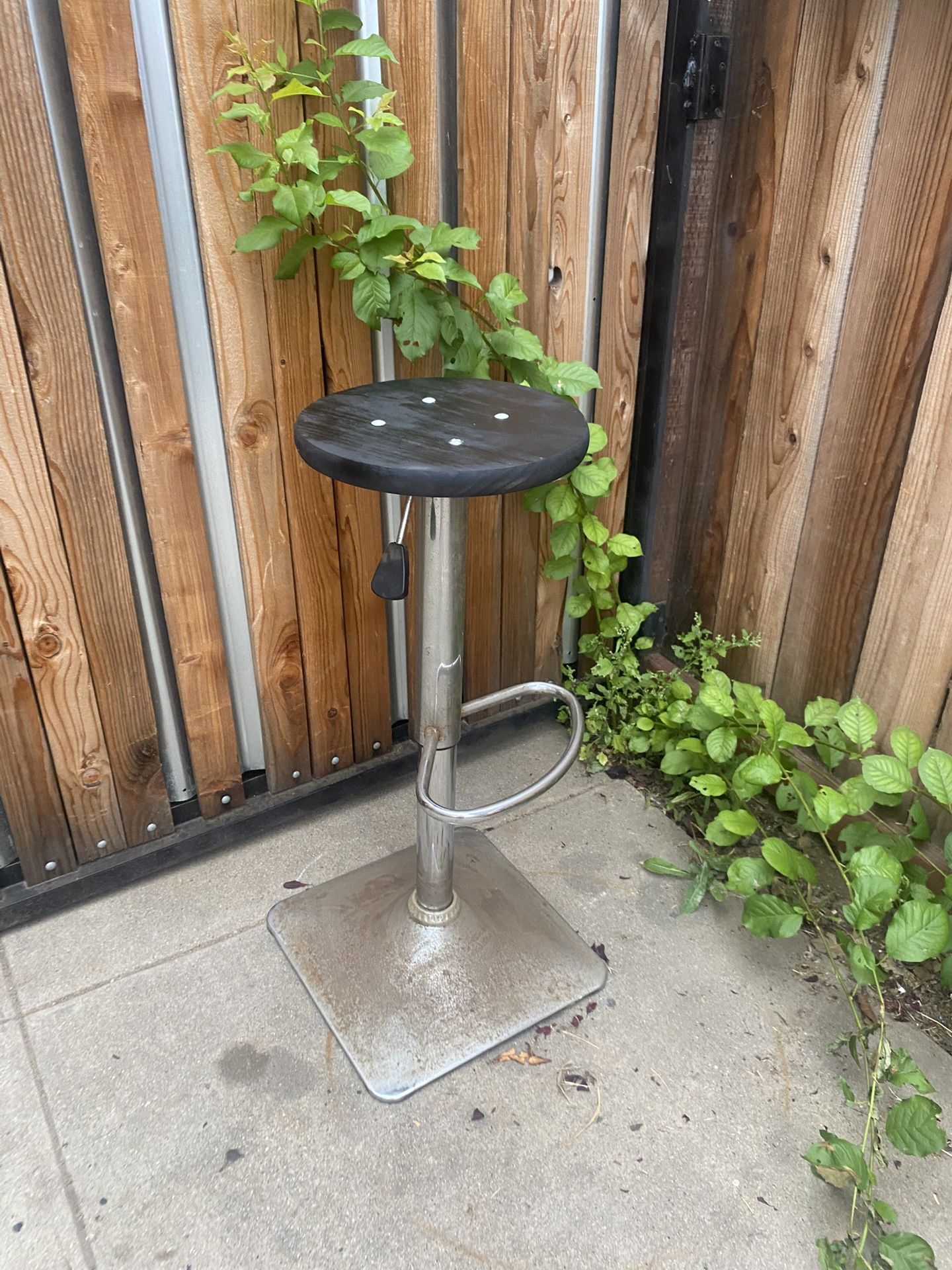 Adjustable height stool w wooden top. Perfect for workshop, garage, Studio, man cave. Hydraulic adjustment system works perfectly adjust between 22