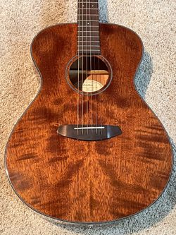 Like new! Breedlove Mahogany Acoustic Guitar w/ Soft Case