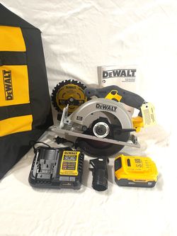Brand new DeWalt sidewinder style 20V 6-1/2” circular saw tool set, with 5Ah battery