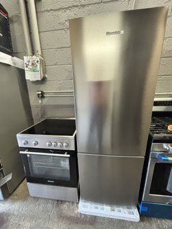 Blomberg refrigerator/ stove 24 Inchs 
