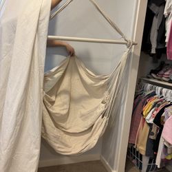 CHILDREN’S HANGING CHAIR