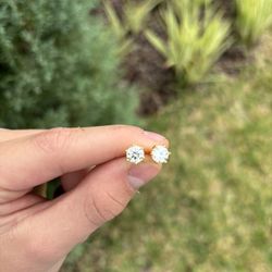 MOISSANITE STUD EARINGS