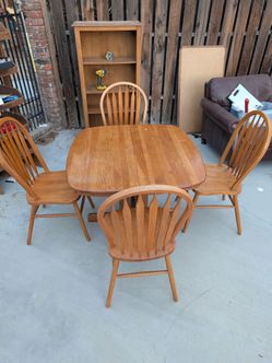 Extendable Oak Pedestal Dining Table with 6 Matching Chairs