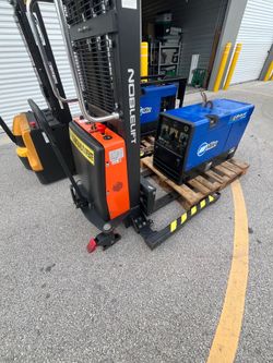 (2021) Noblelift SPN22-98 semi-electric pallet stacker 98” lifting height, 2200lb capacity. Net weight 950 lbs 12v almost like brand new . Barely any 