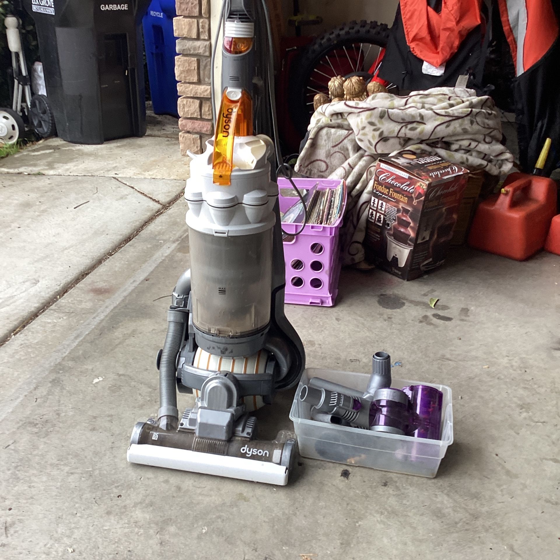 Dyson vacuum cleaner works excellent perfect condition with all attachment include