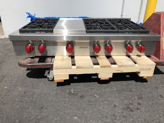 48 Gas Range - 6 Burners and Infrared Griddle Wolf Rangetop