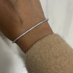 18k Solid White Gold Bangle.