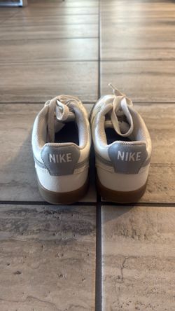 Man’s shoes size 8