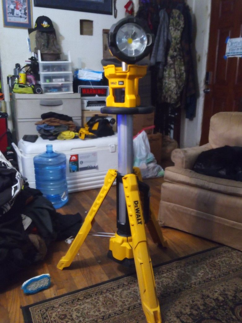 DEWALT CORDLESS WORK LIGHT "NEW"