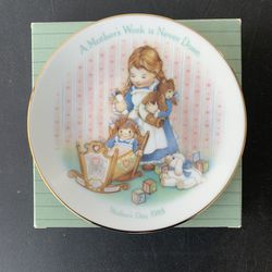 AVON "A Mother's Work Is Never Done 1988 MOTHERS DAY PLATE - NEW