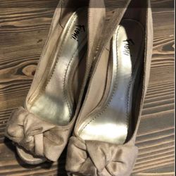 Size 6 Microfiber Suede beige Heels with knot bow on top of peep toe