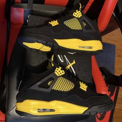 Air Jordan 4 Thunder