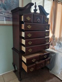 Beautiful vintage 7 drawers dresser 34 wide 71 height 18 deep is 2 pieces top and bottom